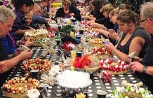 kerstkrans met kerstballen maken